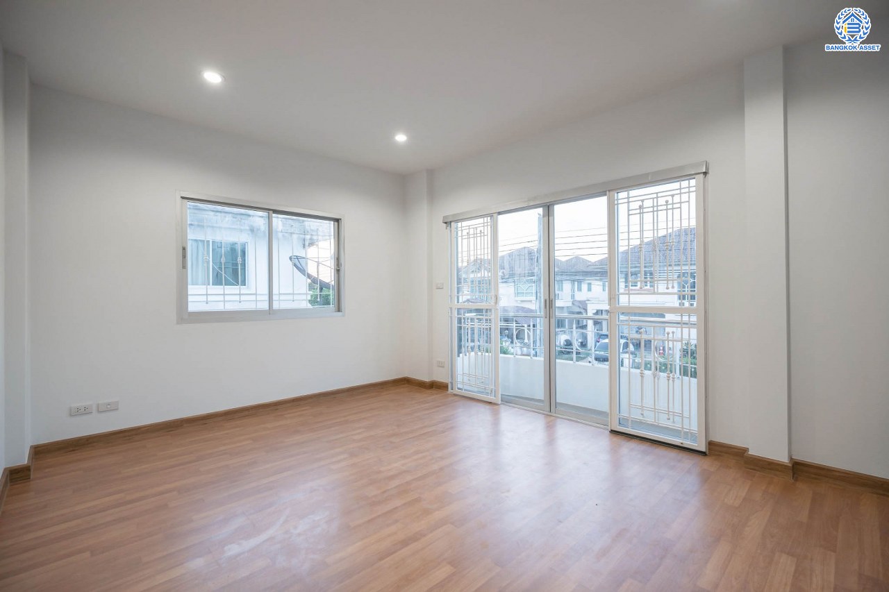 บ้านมือสองตกแต่งใหม่ โครงการ ศุภาลัยวิลล์ วงแหวน-รัตนาธิเบศร์ เนื้อที่กว้างขวางถึง 57 ตร.ว. ฟังก์ชัน 3 ห้องนอน 2 ห้องน้ำ 1 ห้องอเนกประสงค์ 2 ที่จอดรถ ตอบโจทย์ทุกการเข้าอยู่ บนทำเลเดินทางสะดวก เชื่อมต่อถนนหลายเส้นทาง เพียง 15 นาทีก็ถึงรถไฟฟ้าสายสีม่วง "สถานีคลองบางไผ่" ใกล้ทางด่วน "กาญจนาภิเษก"